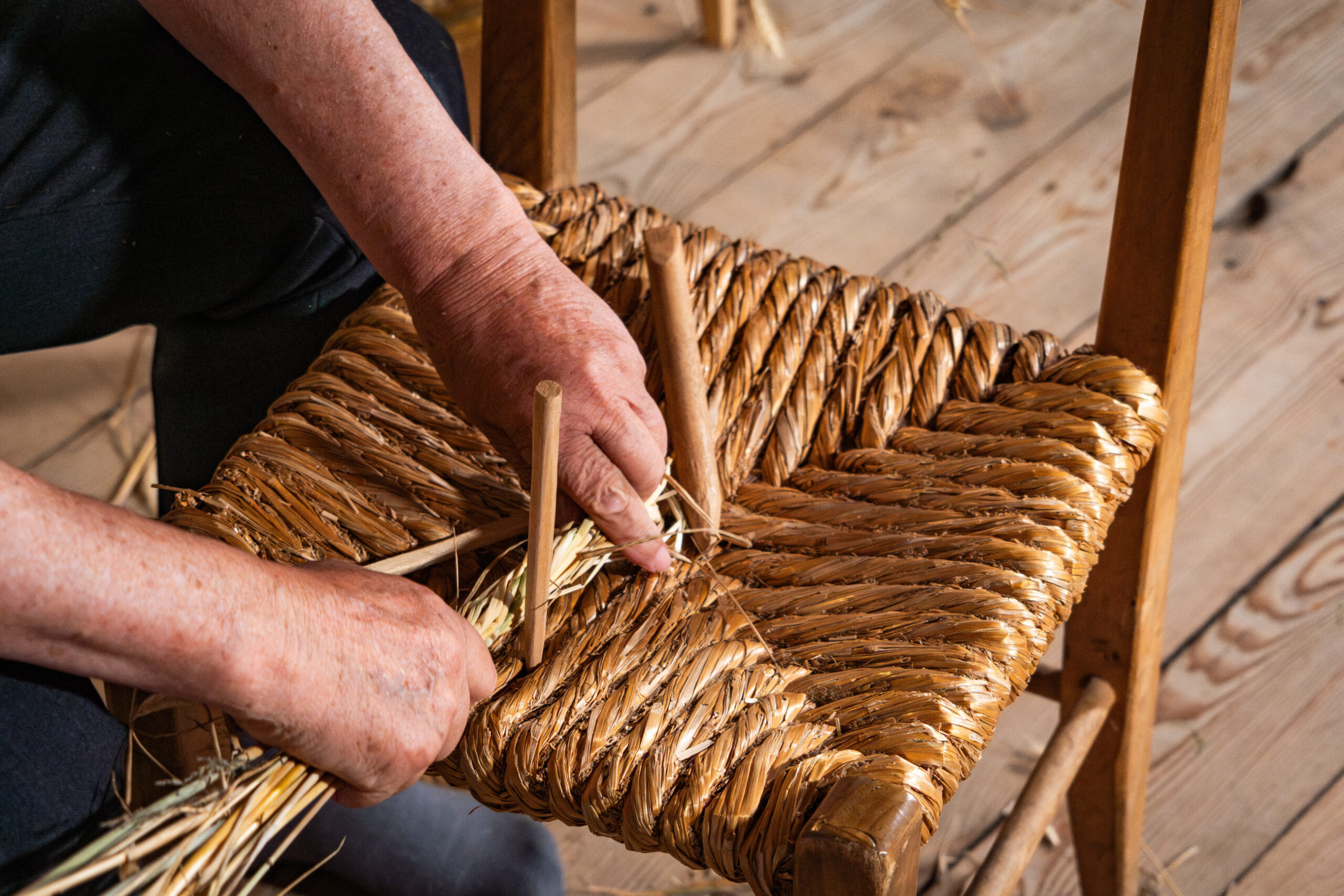 Wyplatanie siedziska do krzesła ze słomy